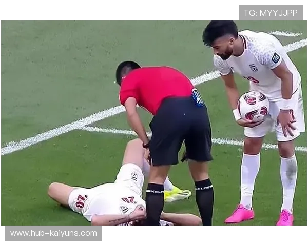 球星在训练中刻苦练习罕见技巧，队友为其点赞