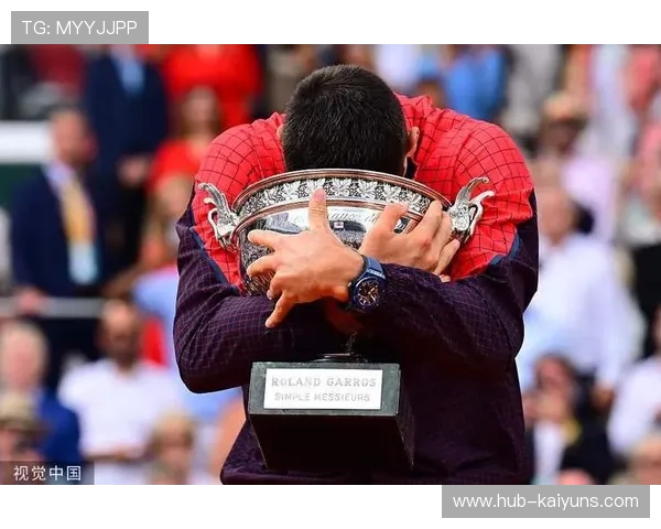 网球裁判被球砸脸