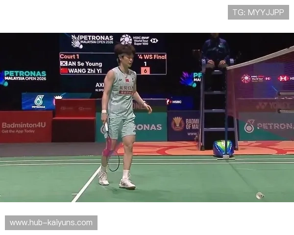 羽毛球正面贴网扑杀吓到全场观众